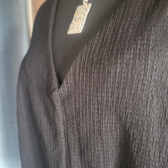 ZARA Black Short Sleeve Textured Fabric, V-Neck Cinch Loop Front Tie - Size M - Picture 4 of 13